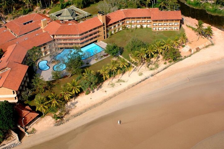 Private Taxi from Sri Lanka Airport (CMB-BIA) to The Palms Hotel Beruwala - Photo 1 of 5